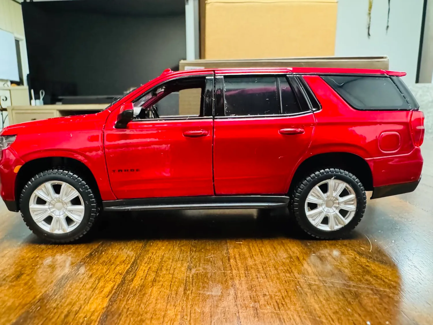 Maisto M31533 Chevy Tahoe voiture miniature rouge 1:24