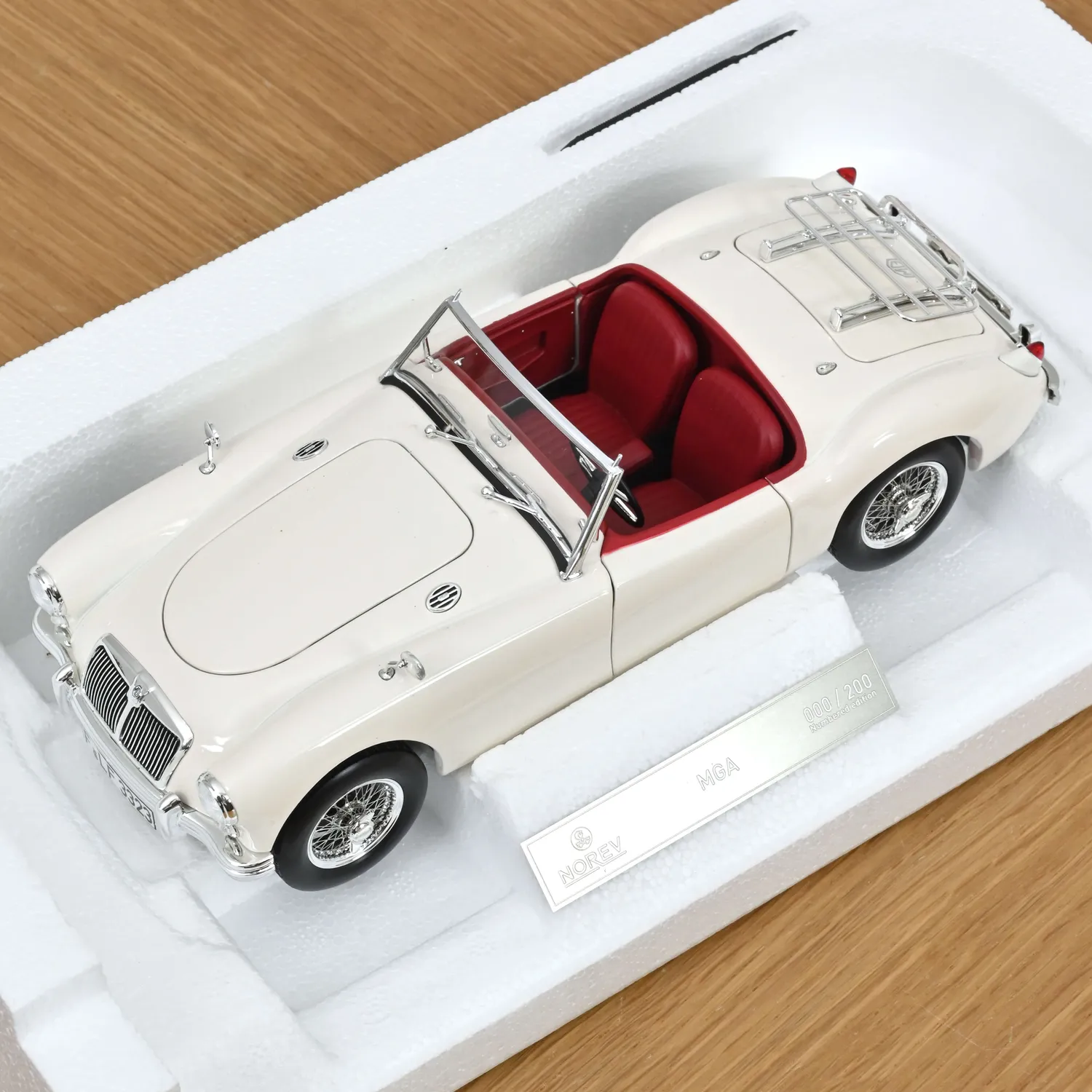 Norev MGA 1955 Blanc Anglais voiture miniature 1/18 200pcs