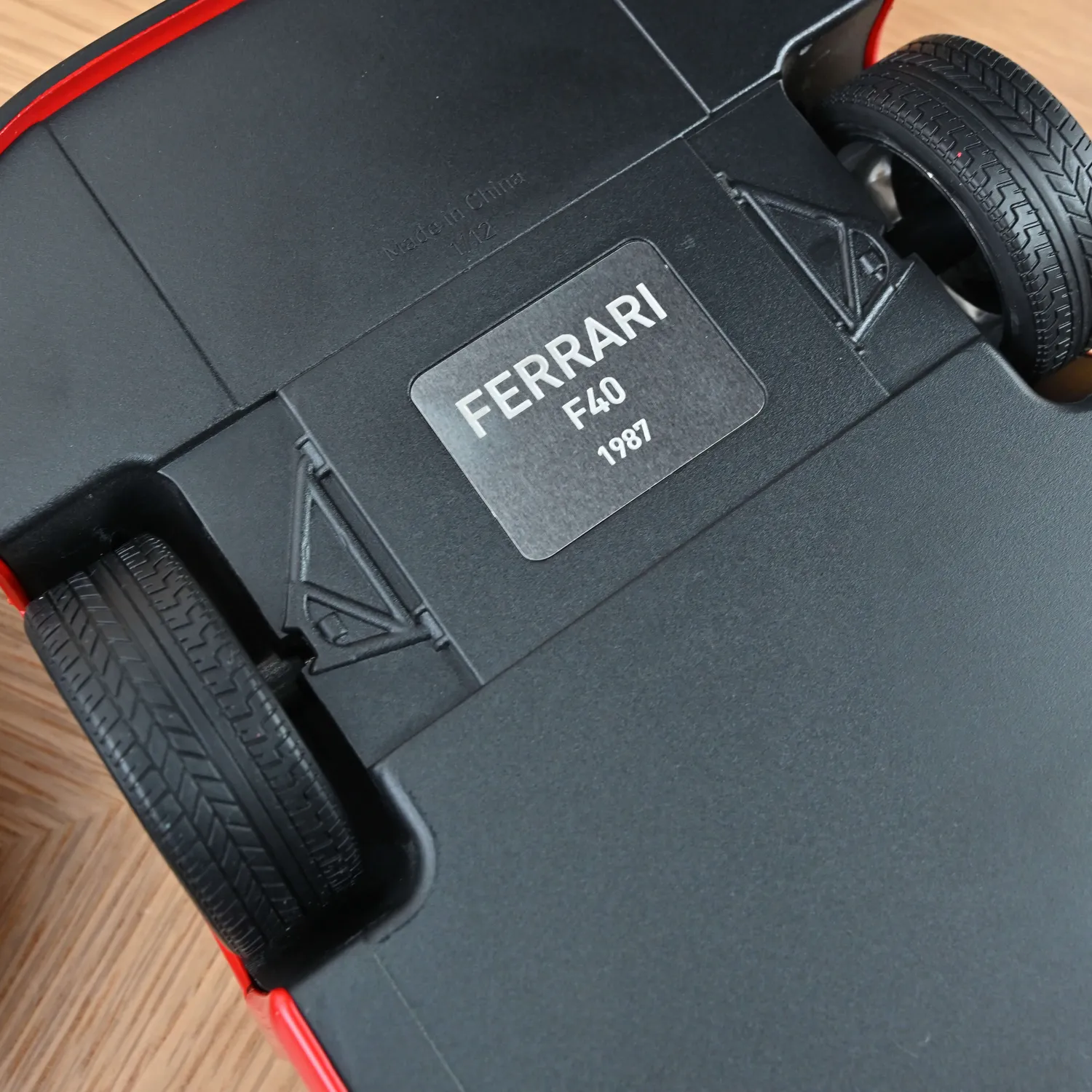 Norev Ferrari F40 1987 voiture miniature 1/12 rouge