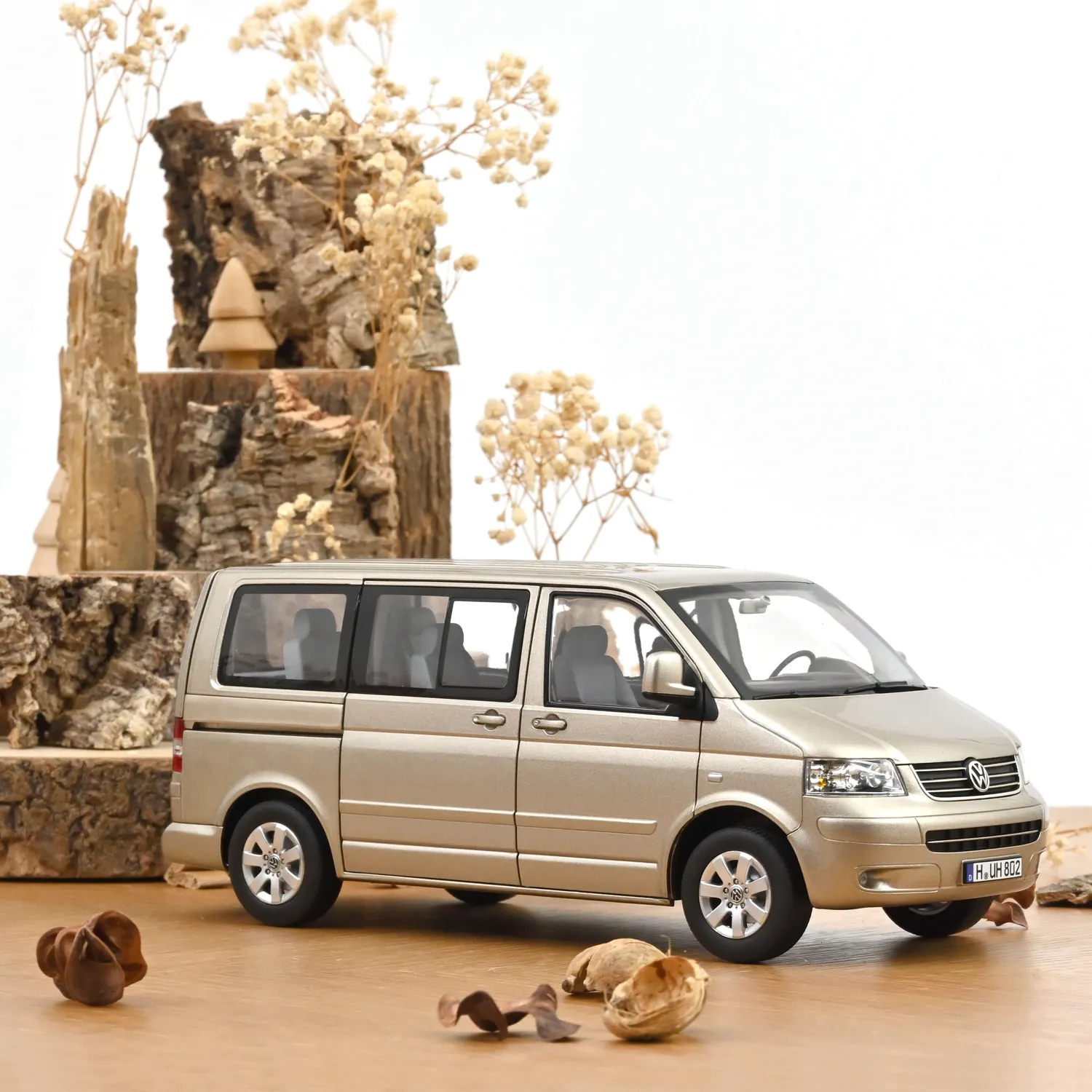 Norev VW Multivan 2003 voiture miniature 1/18 beige