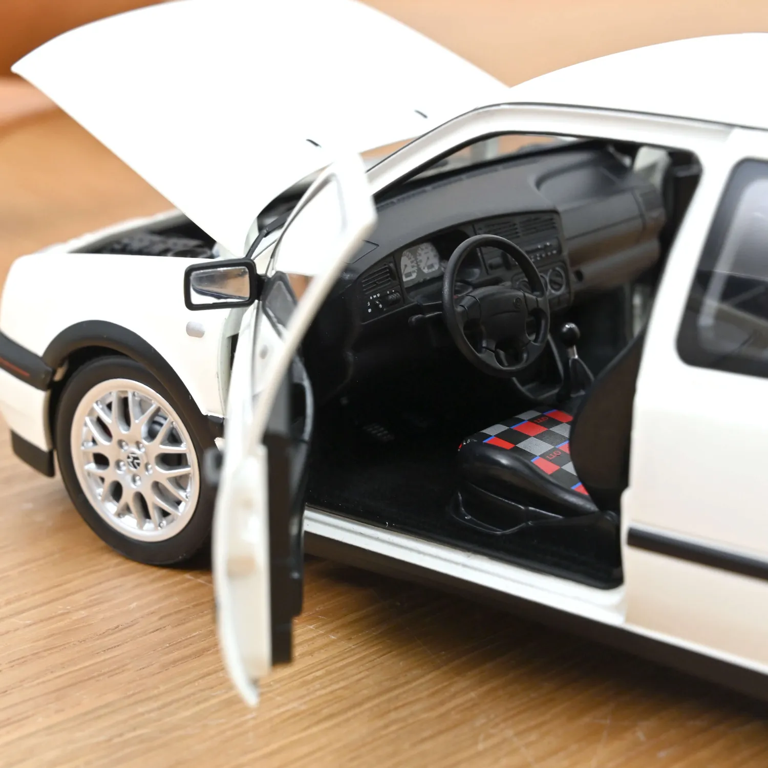 Norev VW Golf GTI 20 ans 1996 miniature 1/18 blanche
