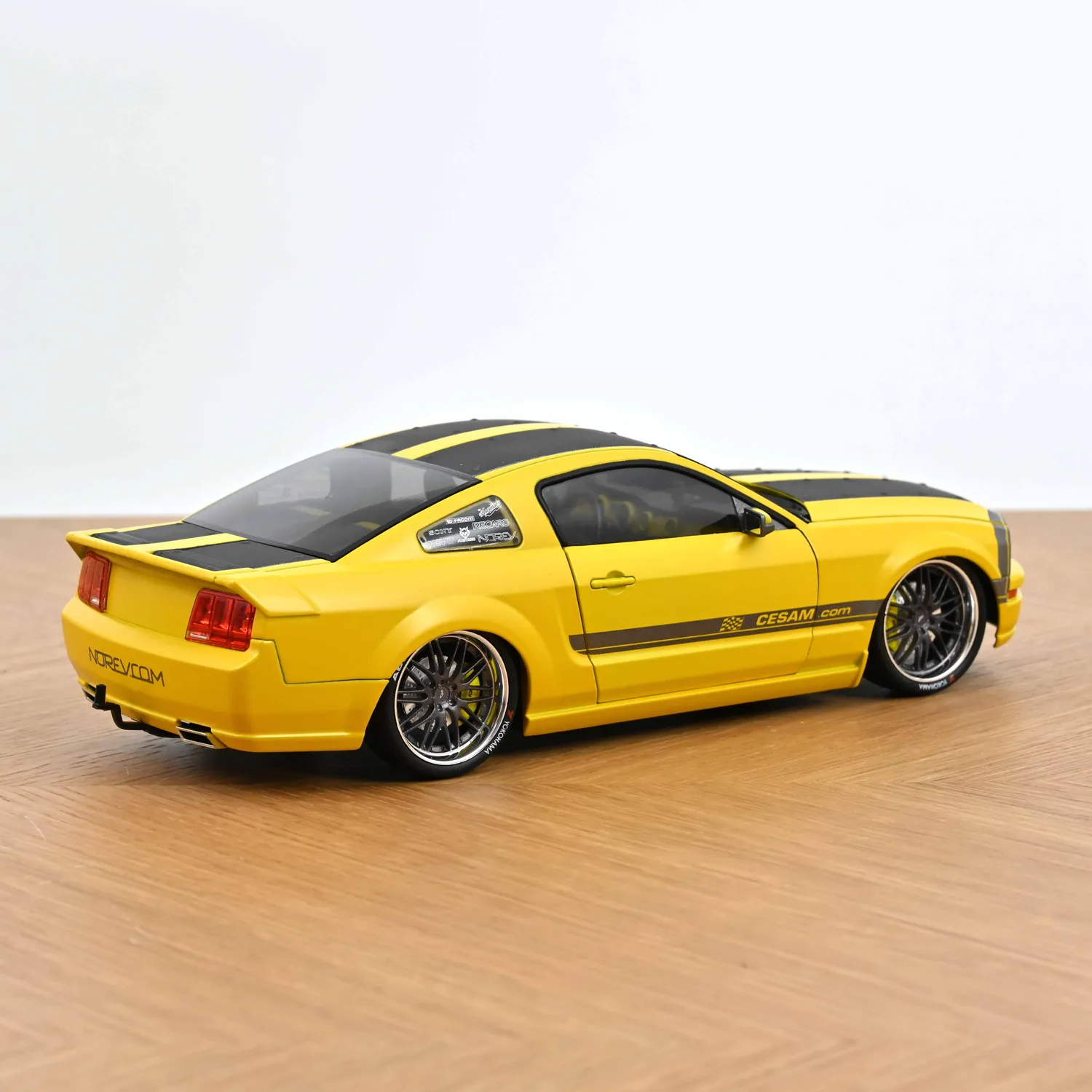 Norev Mustang Parotech Jet Ski voiture miniature jaune 1/18