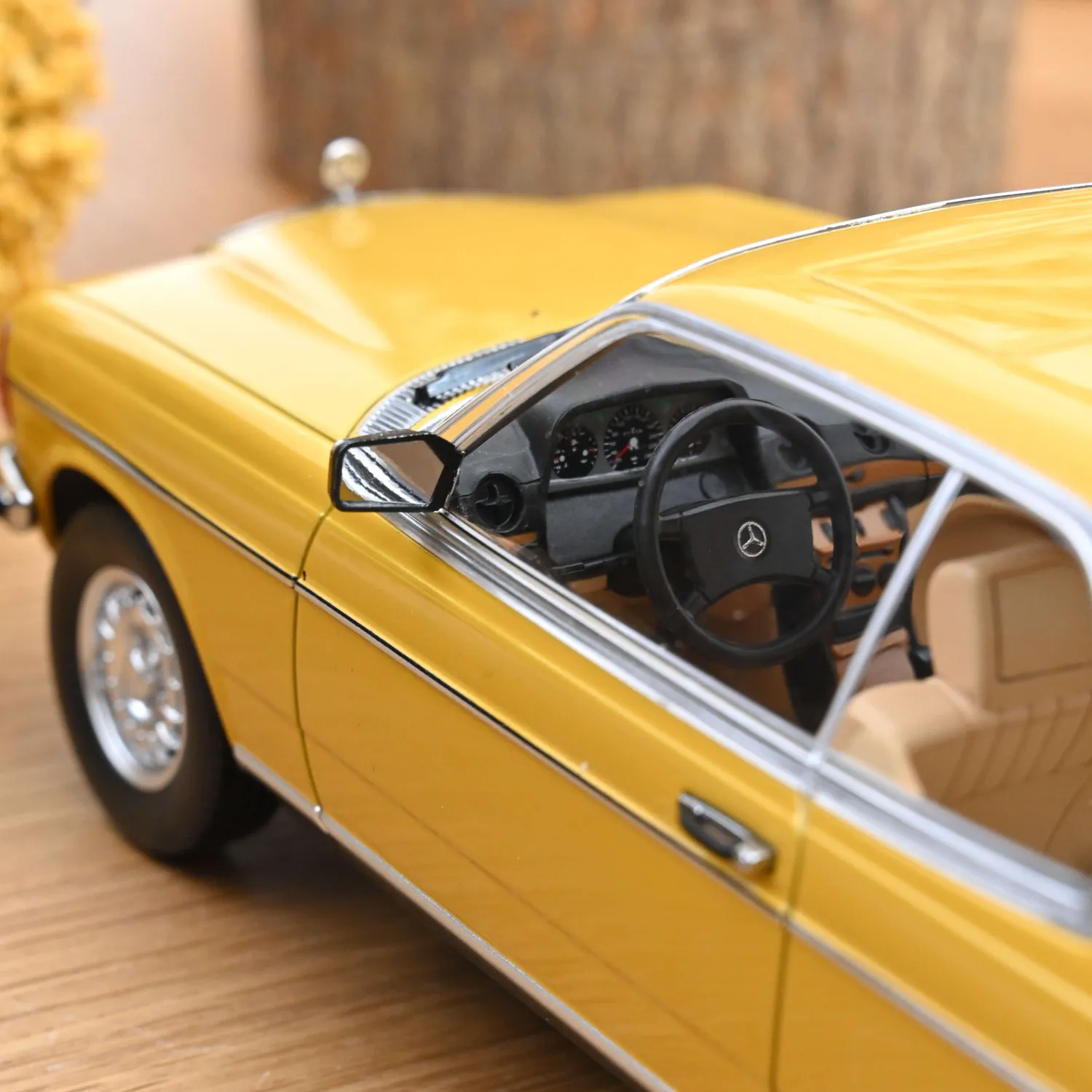 Norev Mercedes-Benz 280 CE 1980 voiture miniature 1/18 jaune sahara