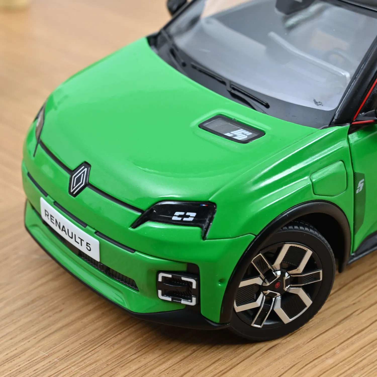 Norev Renault 5 E-Tech 2024 voiture miniature 1/18 Vert Pop Noir