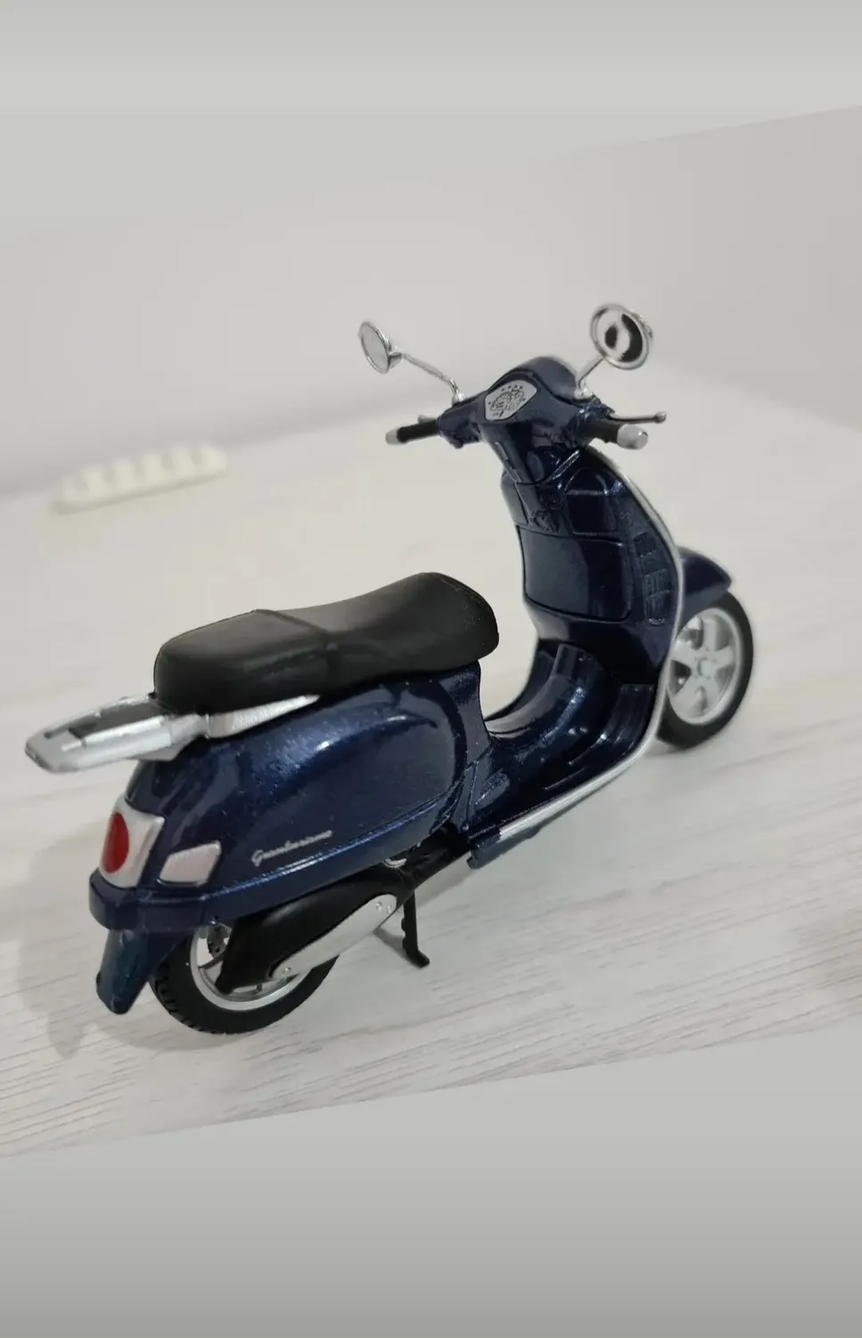 Maisto Vespa 1/18 moto miniature modèle aléatoire collection