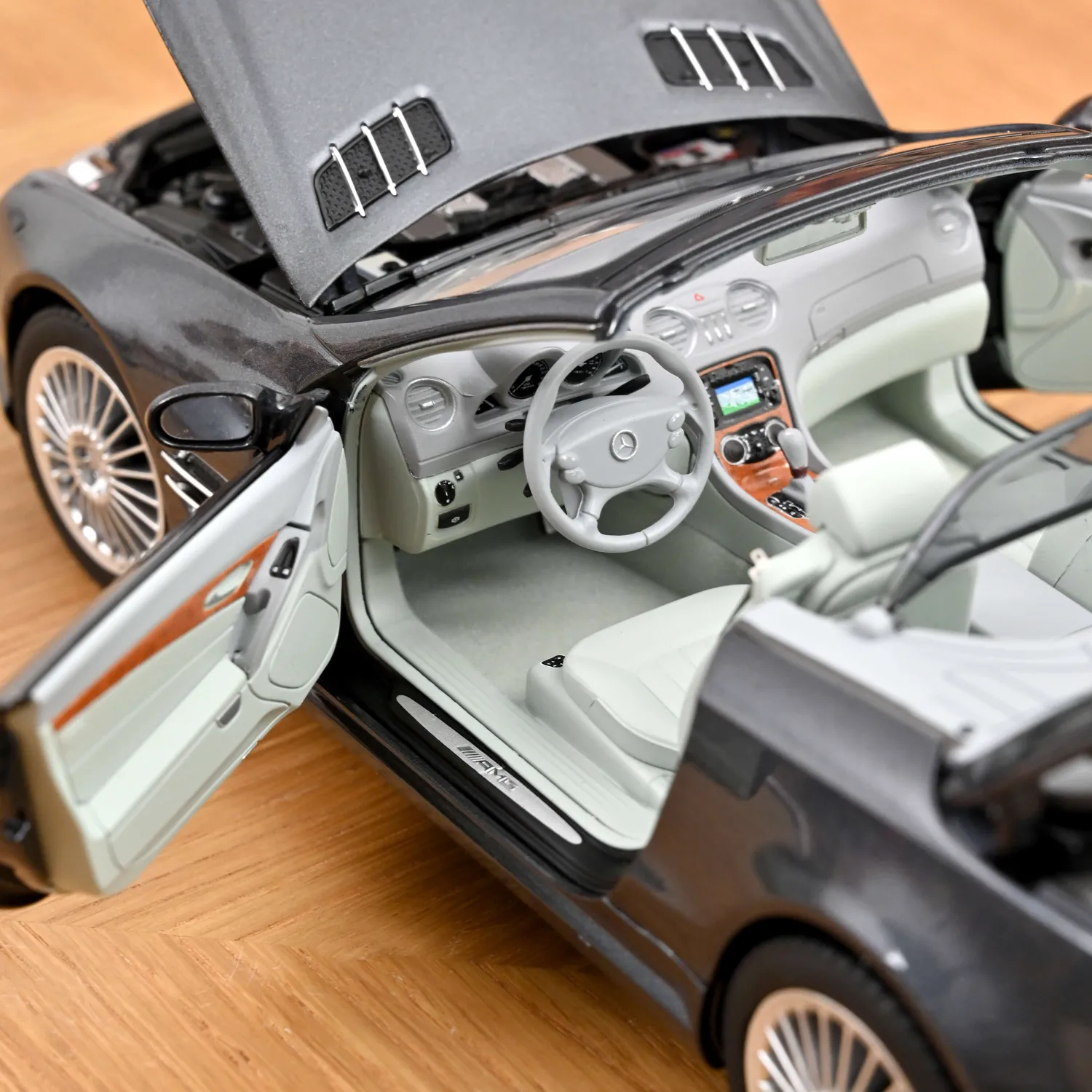 Norev Mercedes SL 55 AMG 2003 miniature 1/18 gris tactite