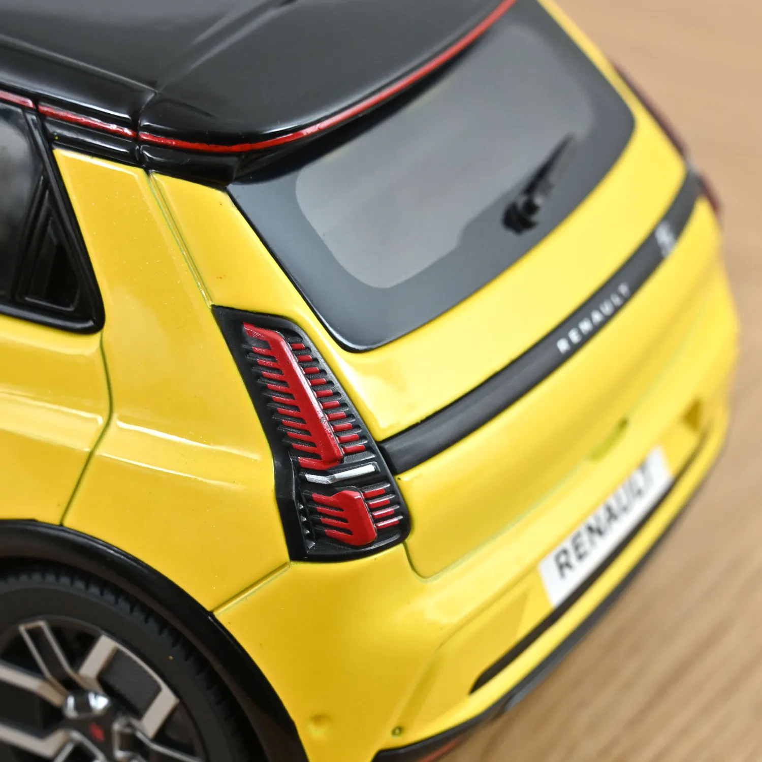 Norev Renault 5 E-Tech 2024 miniature 1/18 jaune pop