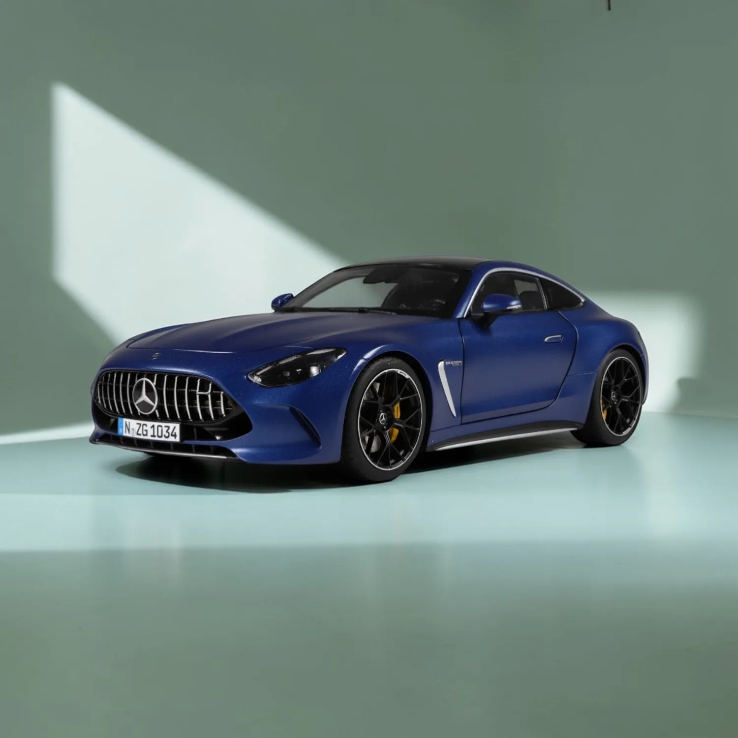 NZG Mercedes-AMG GT 63 voiture miniature 1:18 blanc opalithe