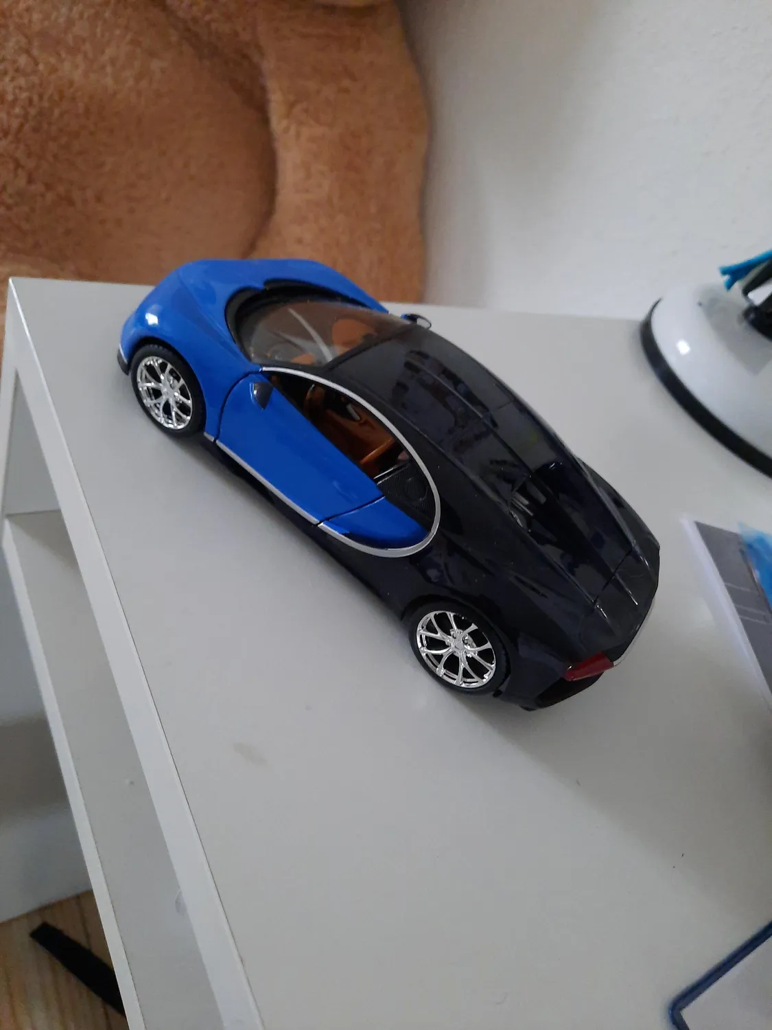Maisto Bugatti Chiron miniature 1/24 bleu aléatoire