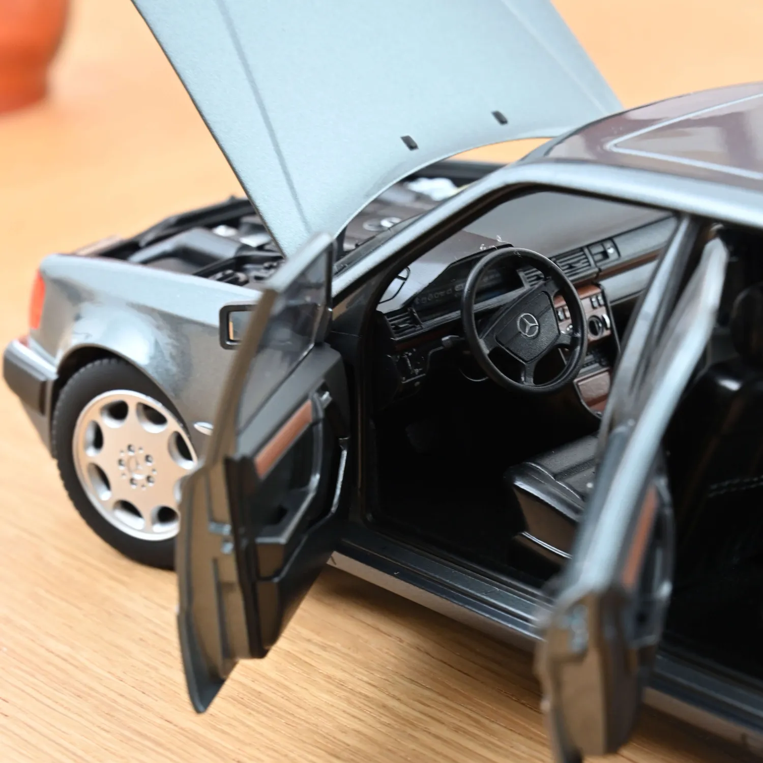 Norev Mercedes 500 E 1990 miniature 1/18 gris métallisé