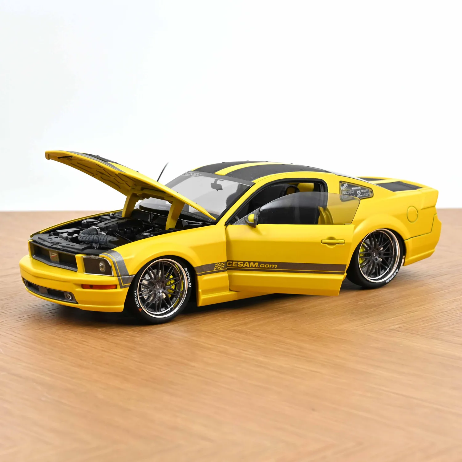 Norev Mustang Parotech Jet Ski voiture miniature jaune 1/18