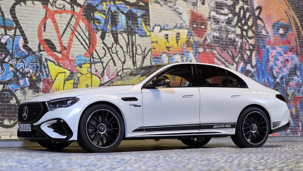 NZG Mercedes-AMG E 53 Hybrid voiture 1:18 Edition One