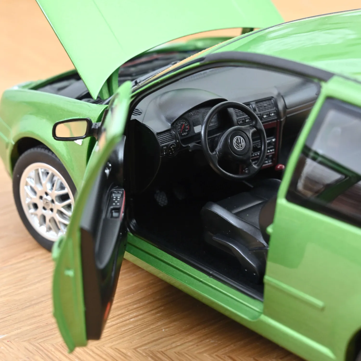 Norev VW Golf GTI 1998 miniature 1/18 Vert Cosmos métallisé
