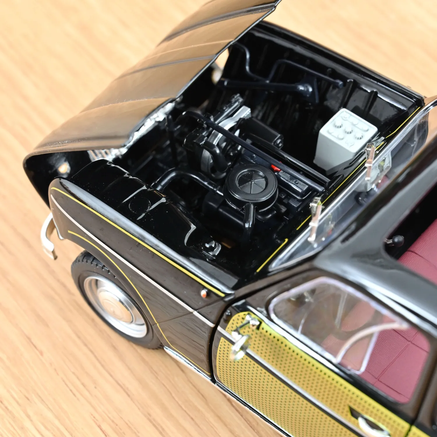 Norev Renault 4 Parisienne 1963 voiture miniature 1/18 200 ex noire
