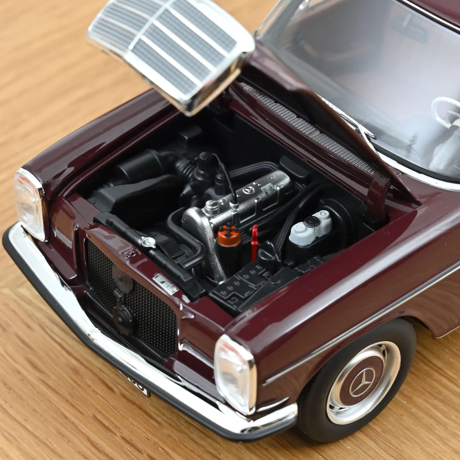 Norev Mercedes-Benz 200 1968 miniature 1/18 rouge brun foncé