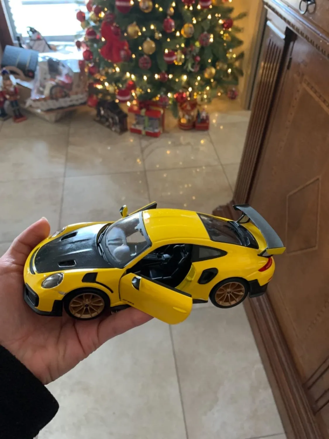 Bburago Porsche 911 GT2 RS miniature 1/24 portes ouvrantes