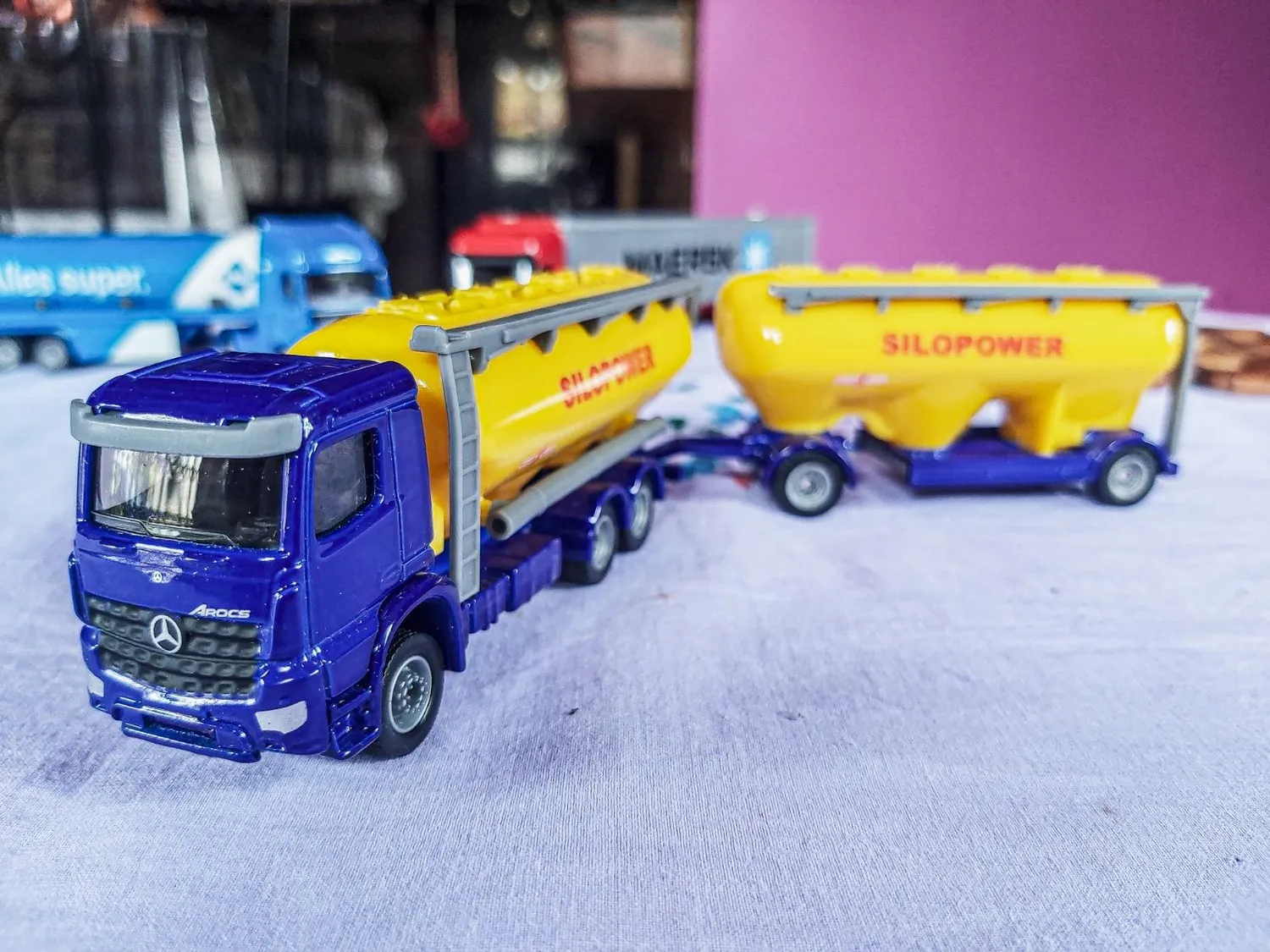 Siku Farmer 1809 camion silo fourrage 1:87 bleu