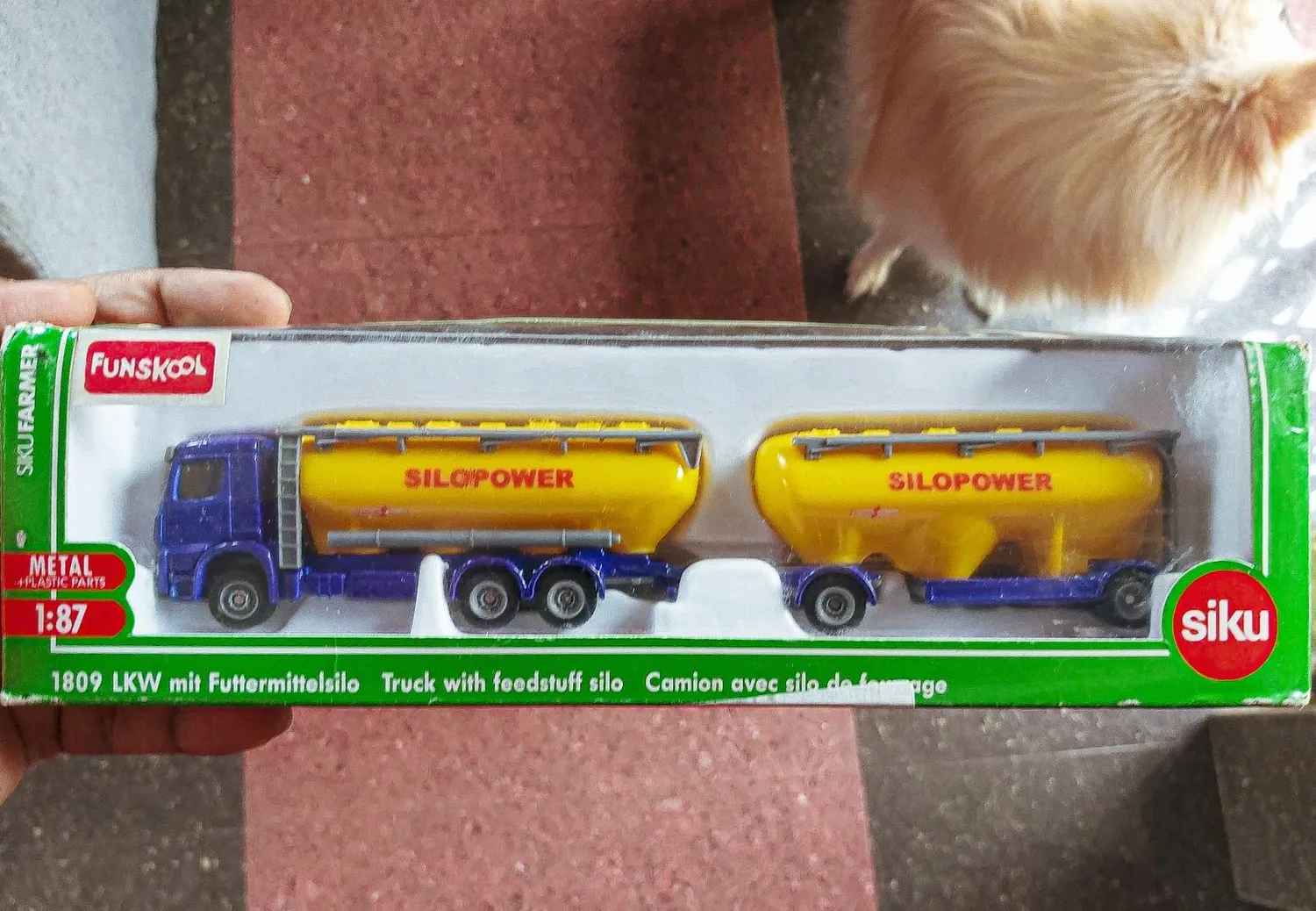 Siku Farmer 1809 camion silo fourrage 1:87 bleu