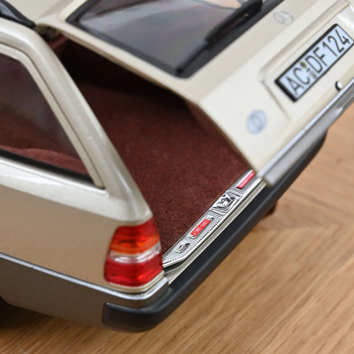 Norev Mercedes 300 TD 1990 miniature 1/18 argent fumé 200 ex