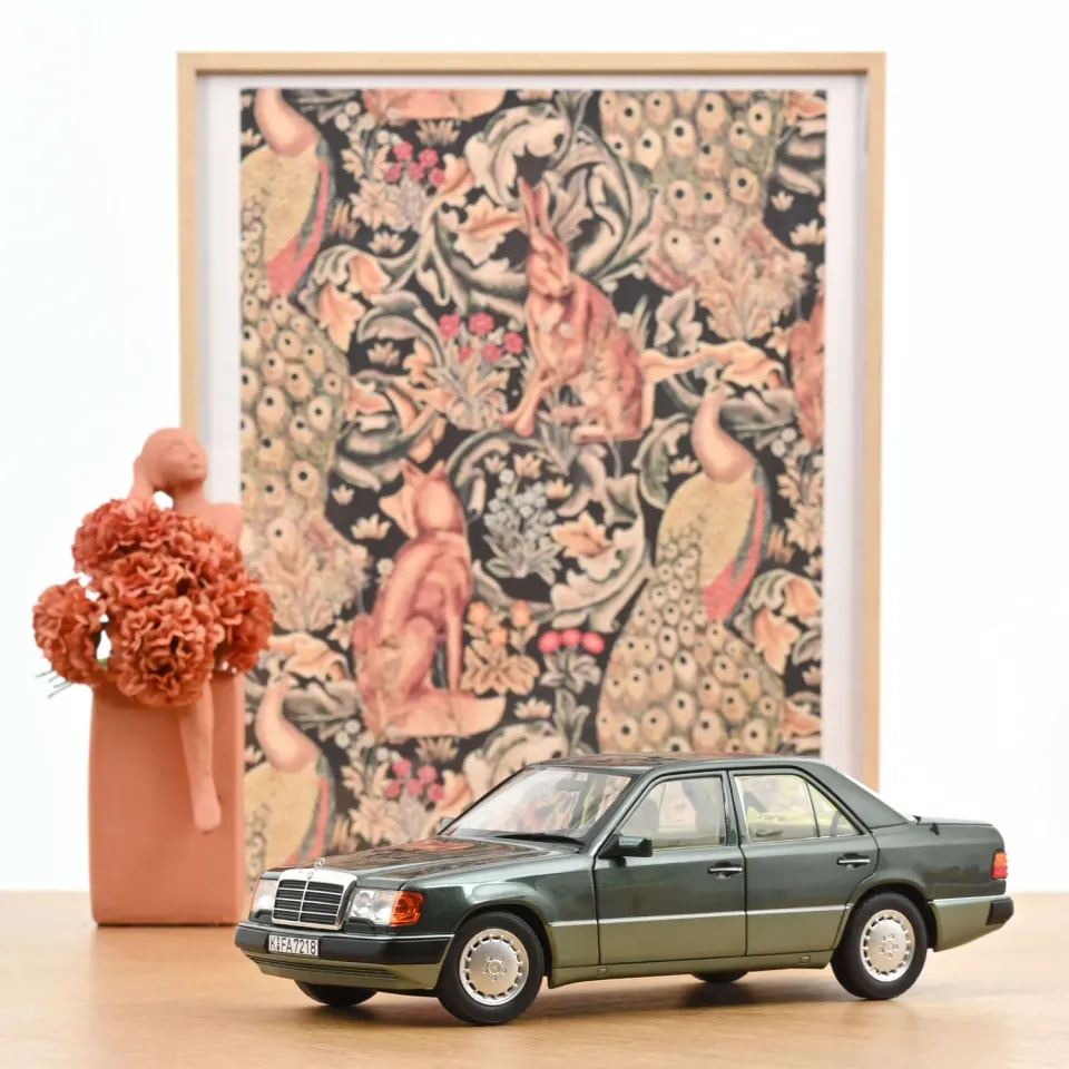 Norev Mercedes 230 E 1990 voiture miniature 1/18 vert nuit