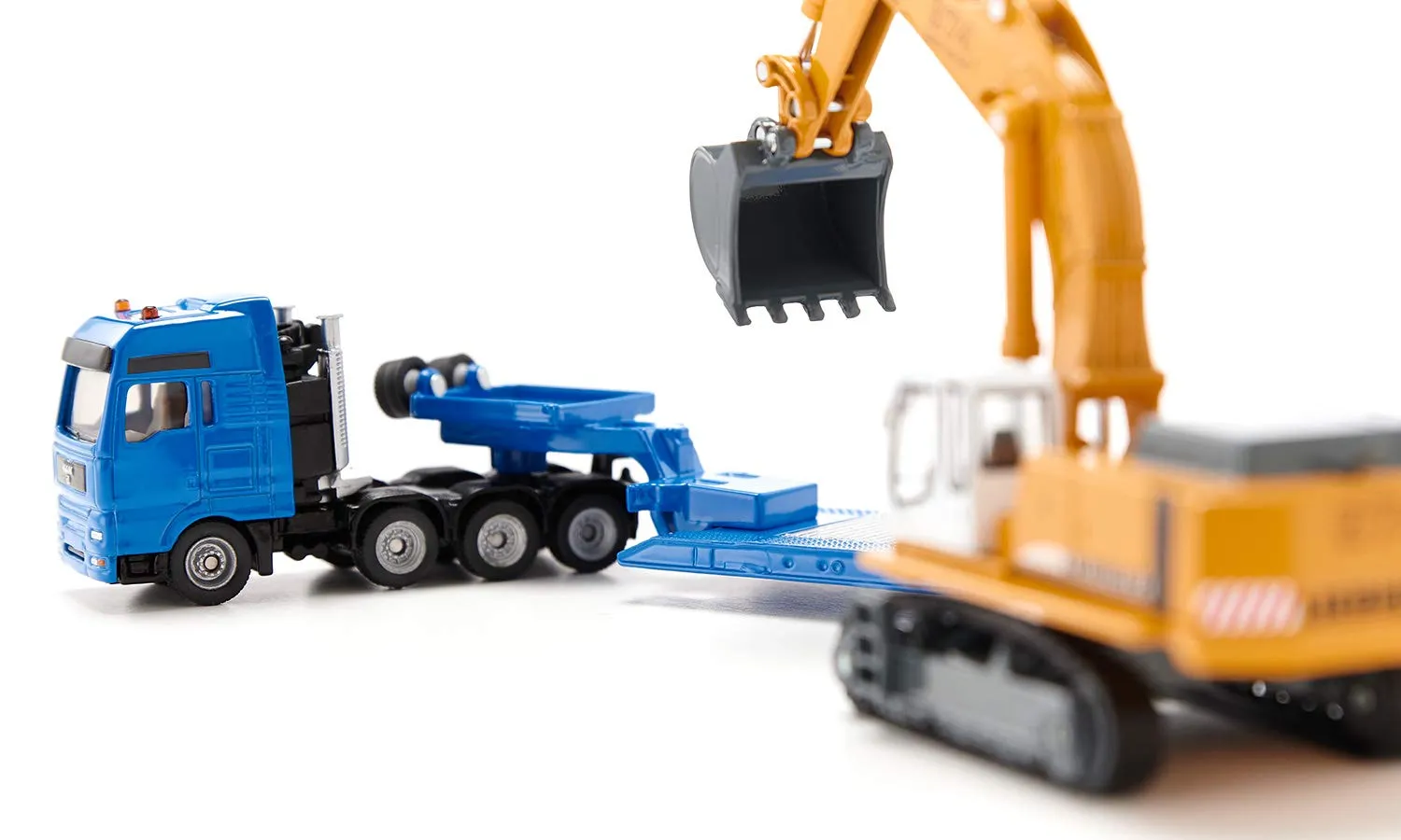 Siku Super surbaissé camion remorque excavateur bleu