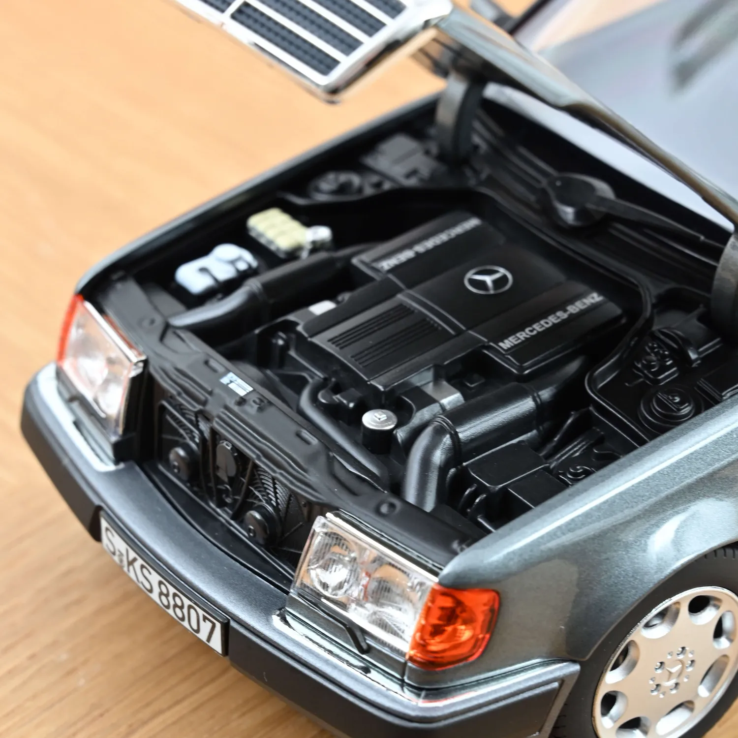 Norev Mercedes 500 E 1990 miniature 1/18 gris métallisé