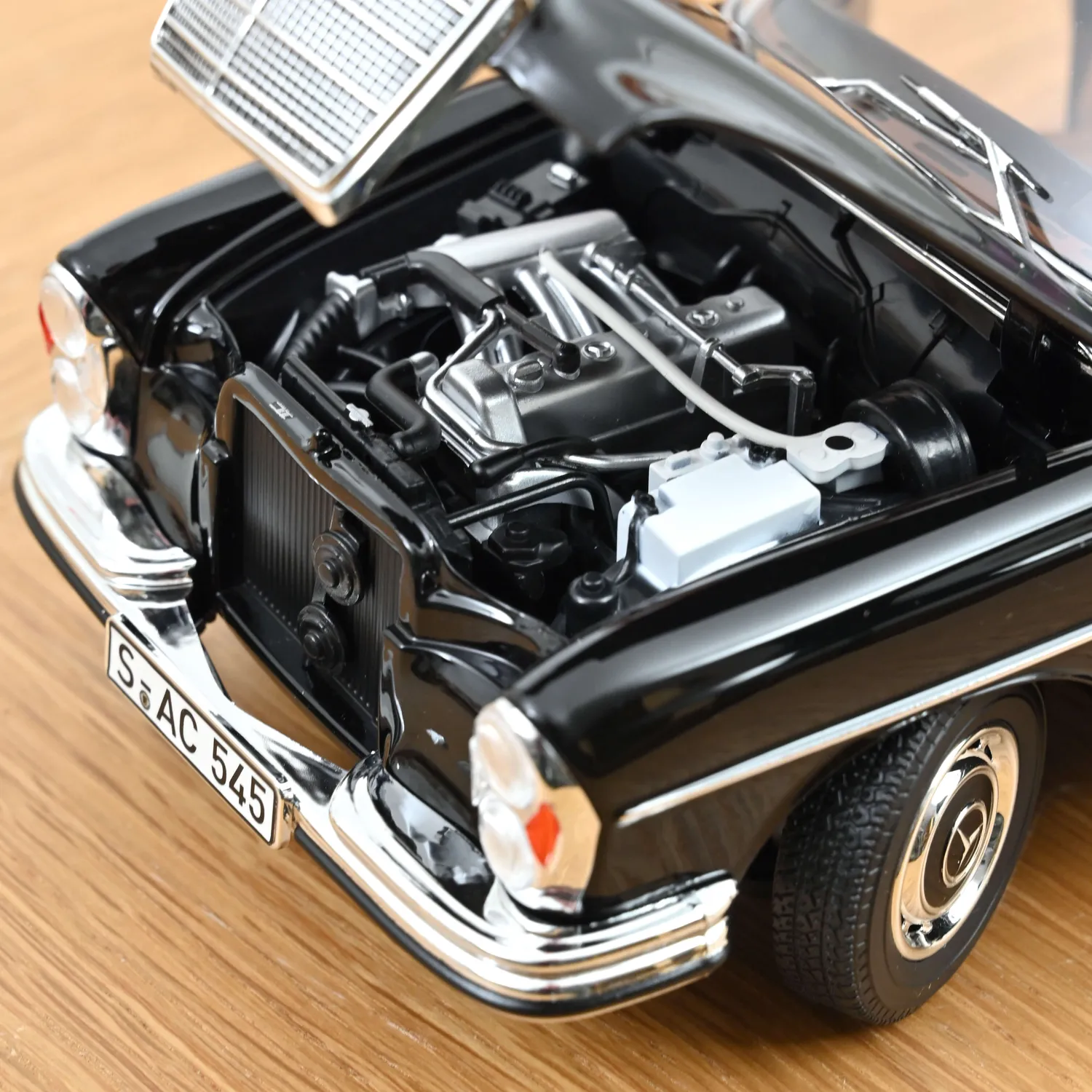 Norev Mercedes-Benz 280 SE 1968 voiture miniature 1/18 Noir