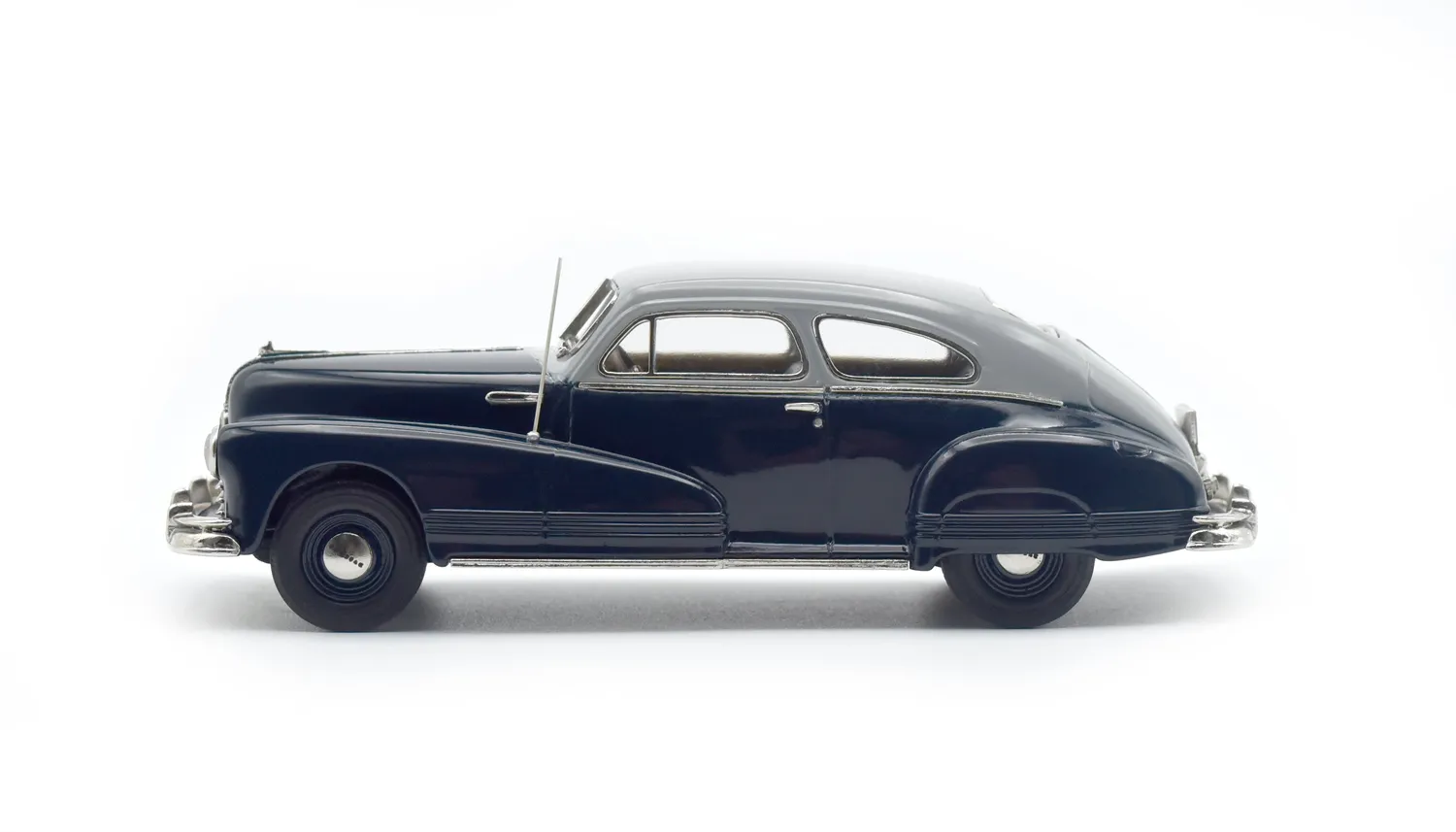 Brooklin Limited Pontiac Torpedo 1946 miniature sedan