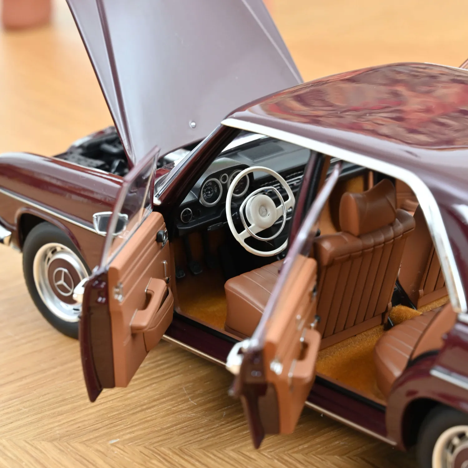 Norev Mercedes-Benz 200 1968 miniature 1/18 rouge brun foncé
