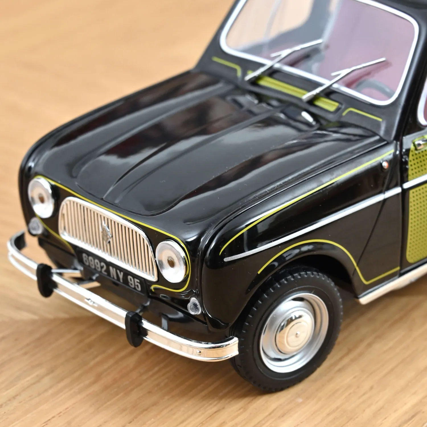 Norev Renault 4 Parisienne 1963 voiture miniature 1/18 200 ex noire