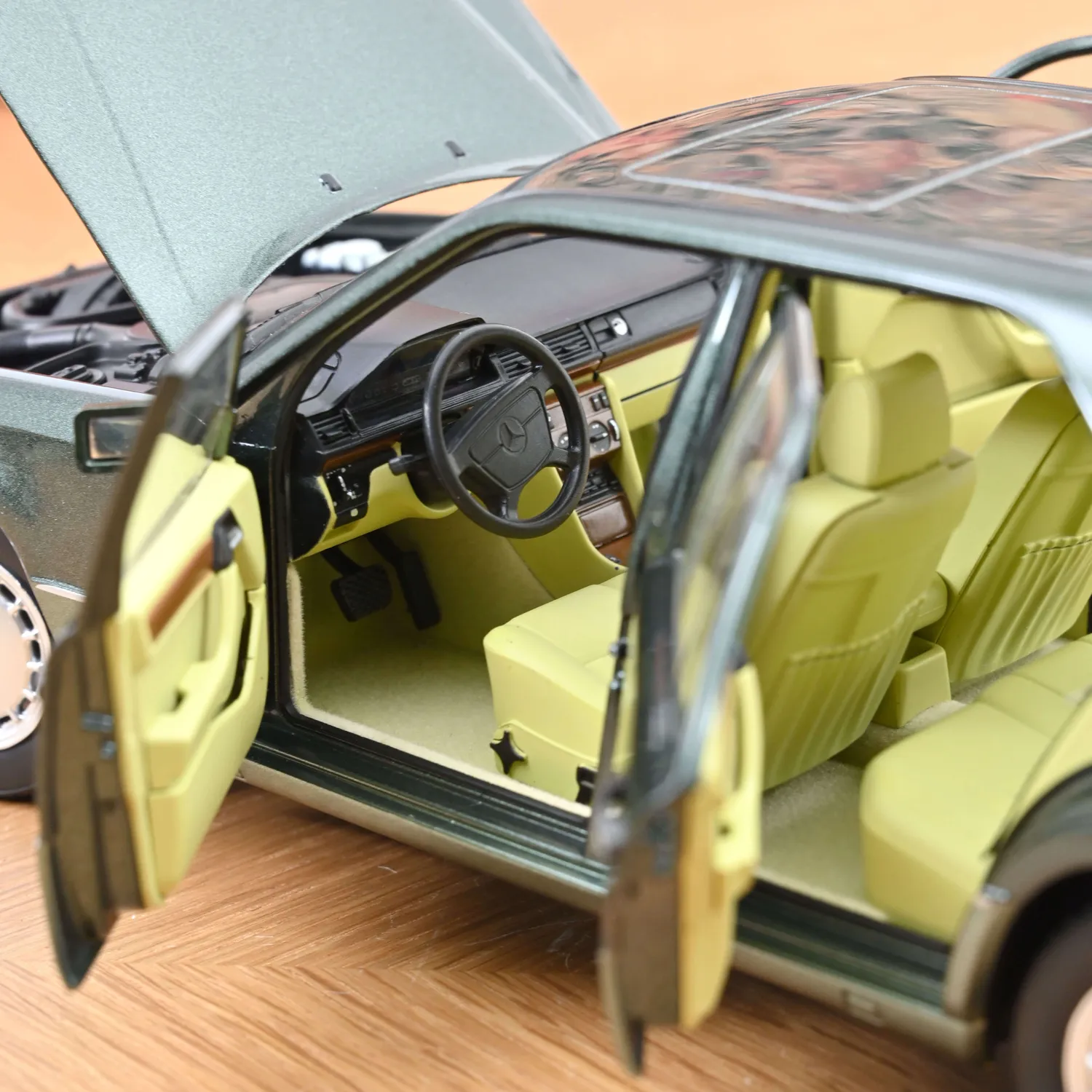 Norev Mercedes 230 E 1990 voiture miniature 1/18 vert nuit