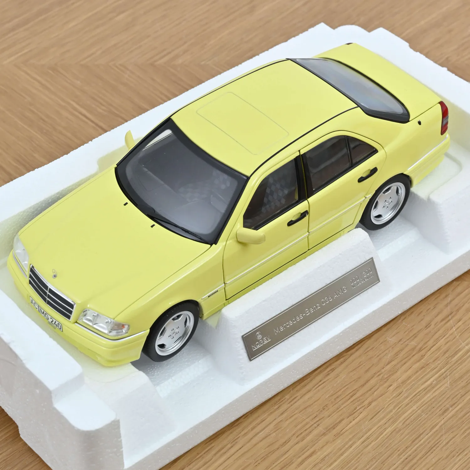 Norev Mercedes C36 AMG 1993 voiture miniature 1/18 jaune 200 pcs