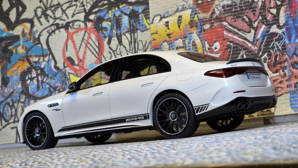 NZG Mercedes-AMG E 53 Hybrid voiture 1:18 Edition One