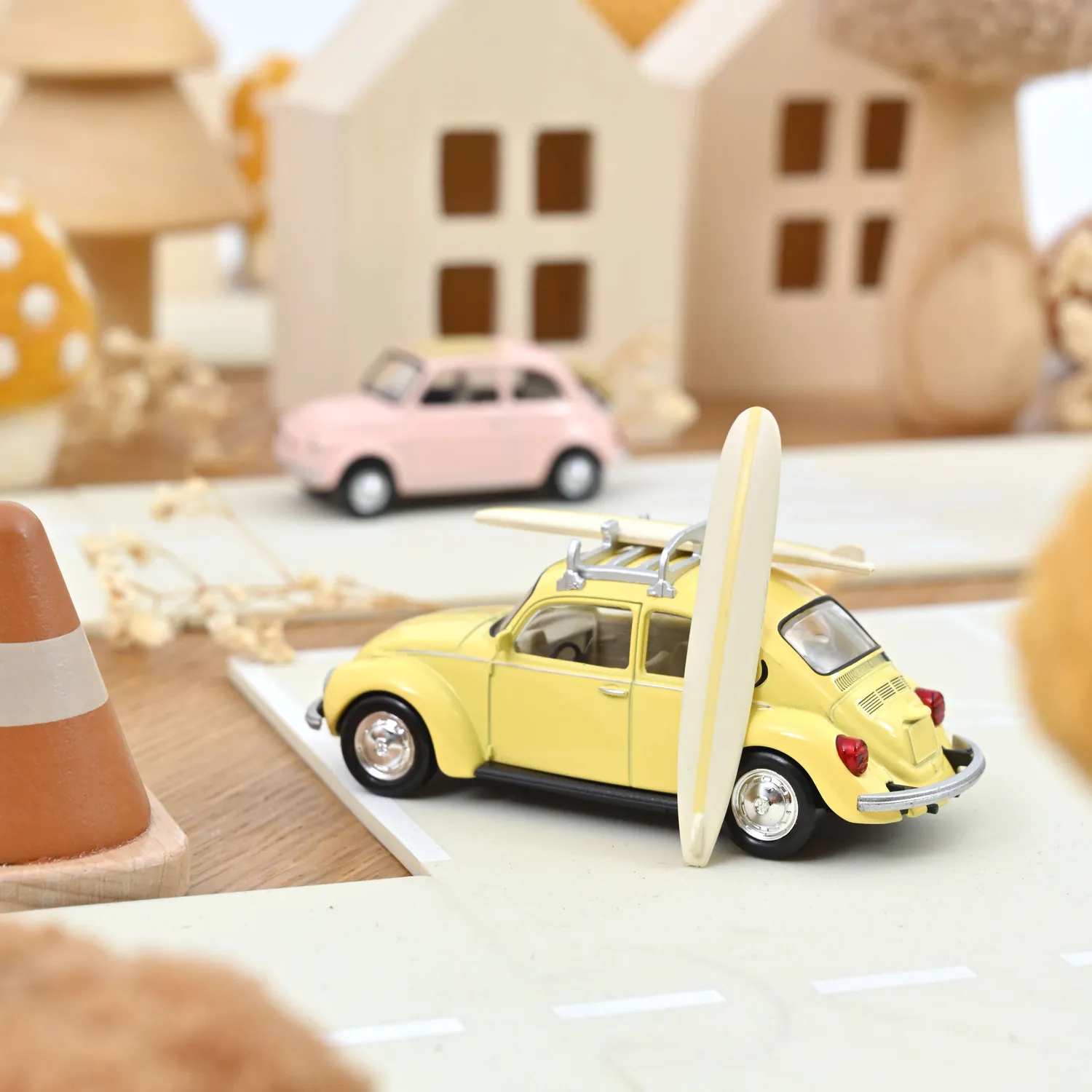 Norev VW Coccinelle 1303 1973 jet-car 1/43 jaune 2 surfs