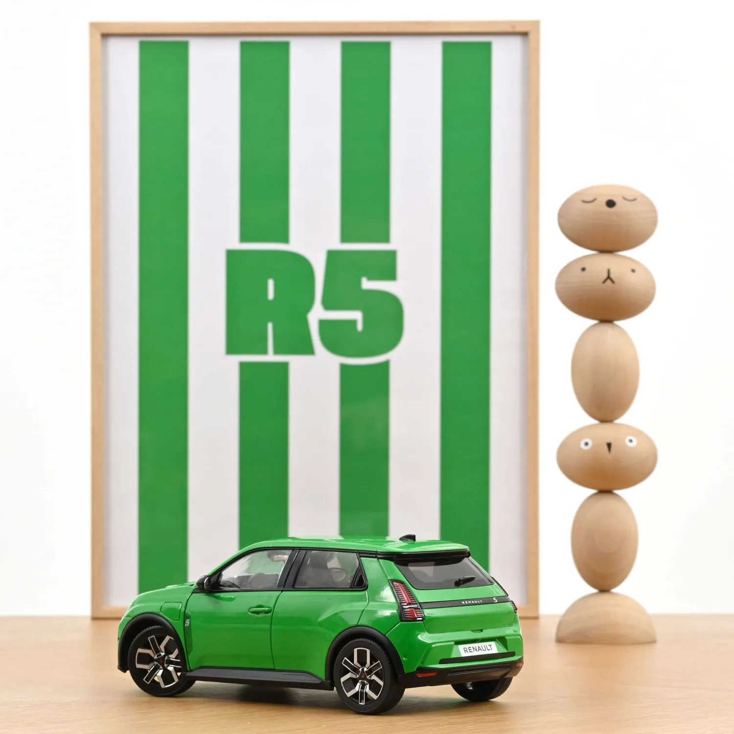 Norev Renault 5 E-Tech 2024 voiture miniature 1/18 vert pop 200 pcs