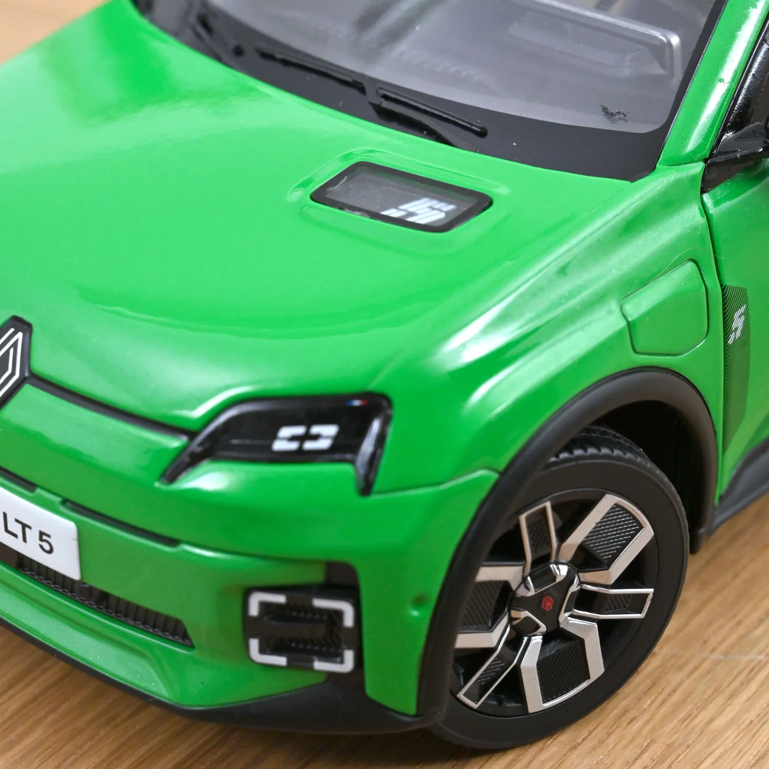 Norev Renault 5 E-Tech 2024 voiture miniature 1/18 vert pop 200 pcs
