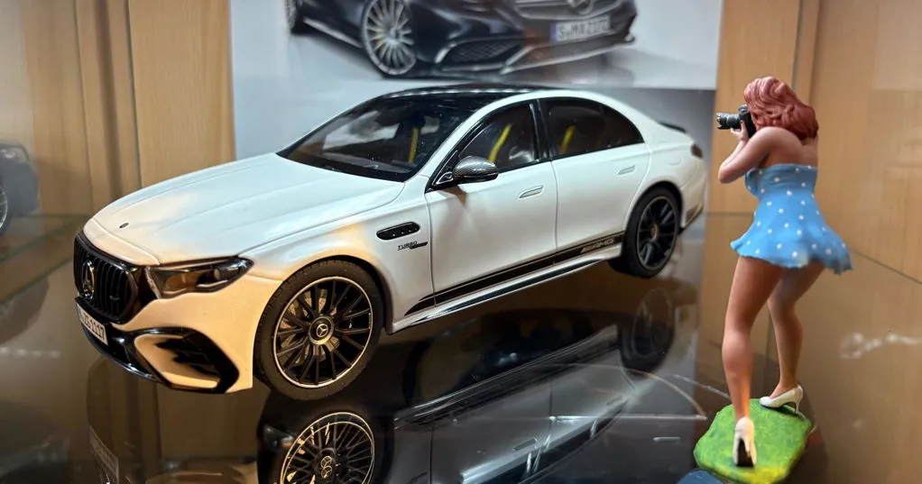 NZG Mercedes-AMG E 53 Hybrid voiture 1:18 Edition One