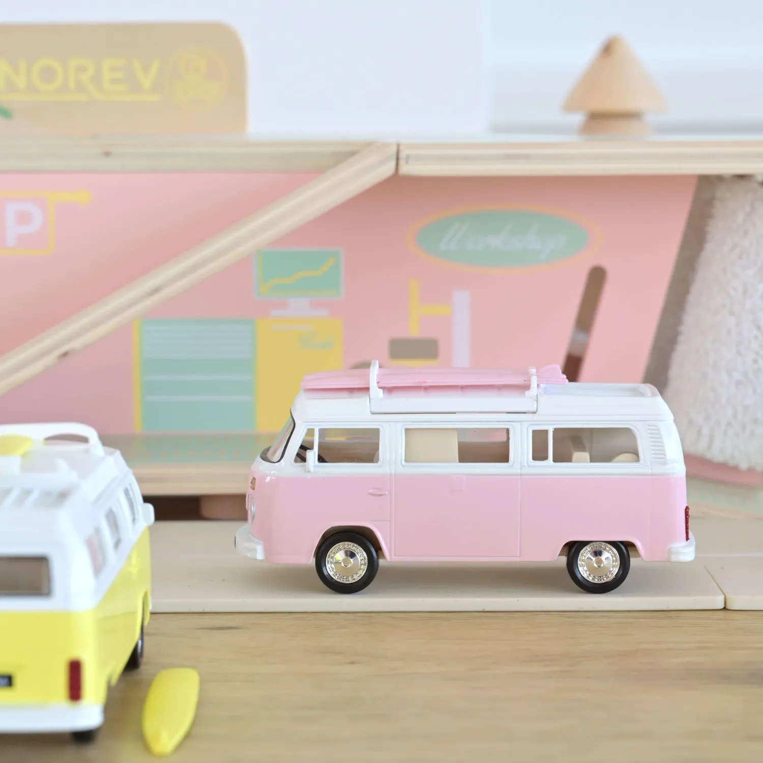 Norev Volkswagen Combi T2b Camper Van 1973 Jet-car 1/43 rose