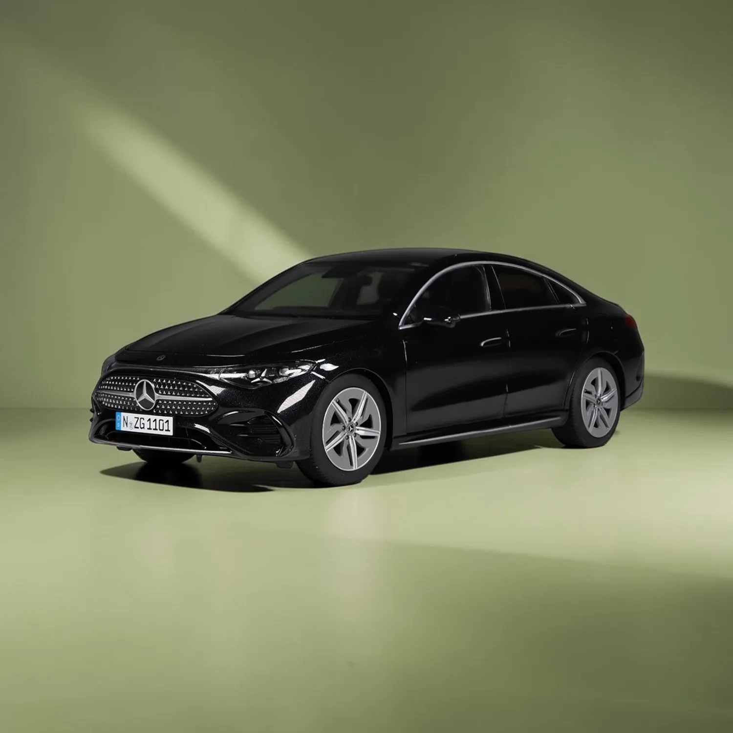 NZG Mercedes CLA Coupé voiture miniature 1:18 hybride