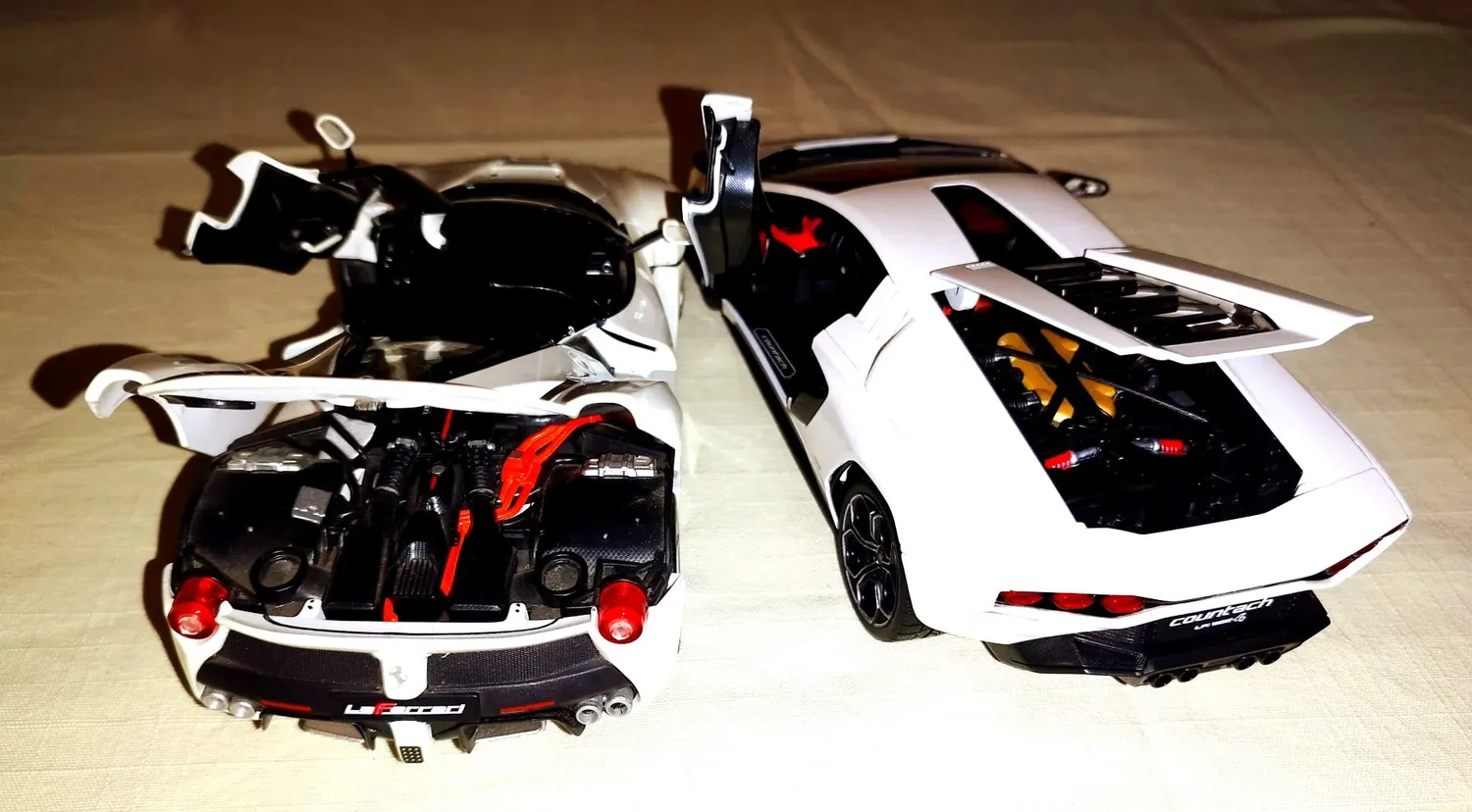 Maisto Countach LPI 800-4 voiture miniature 1:18 blanche métal