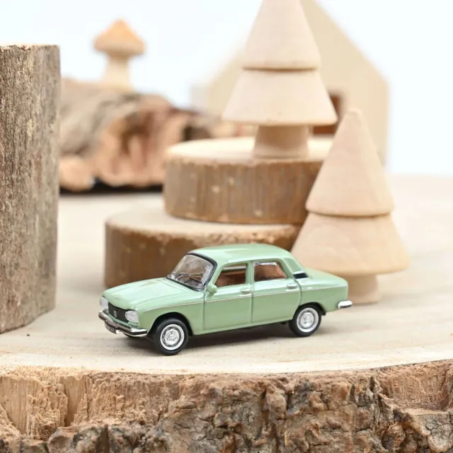 Norev Peugeot 304 1977 voiture miniature 1/87 vert doré