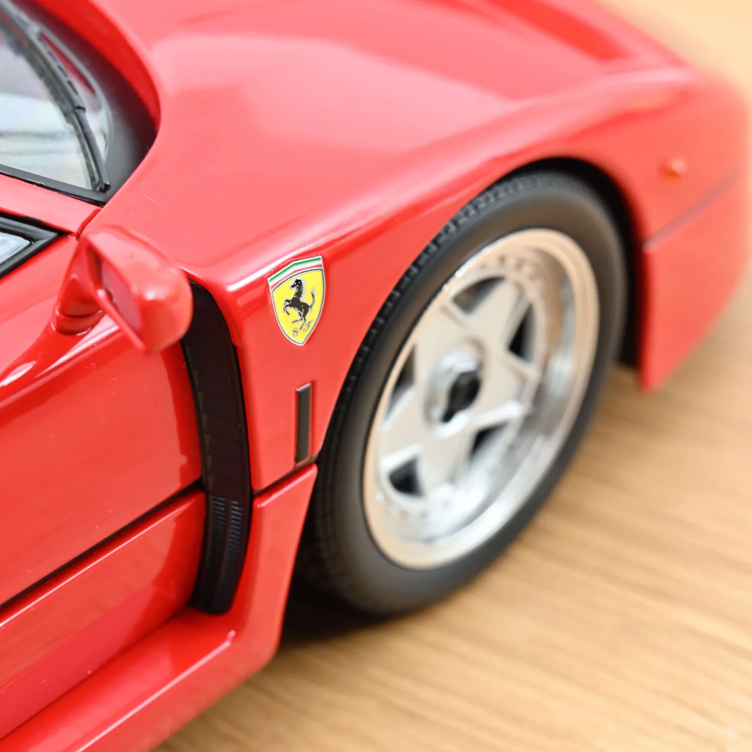 Norev Ferrari F40 1987 voiture miniature 1/12 rouge