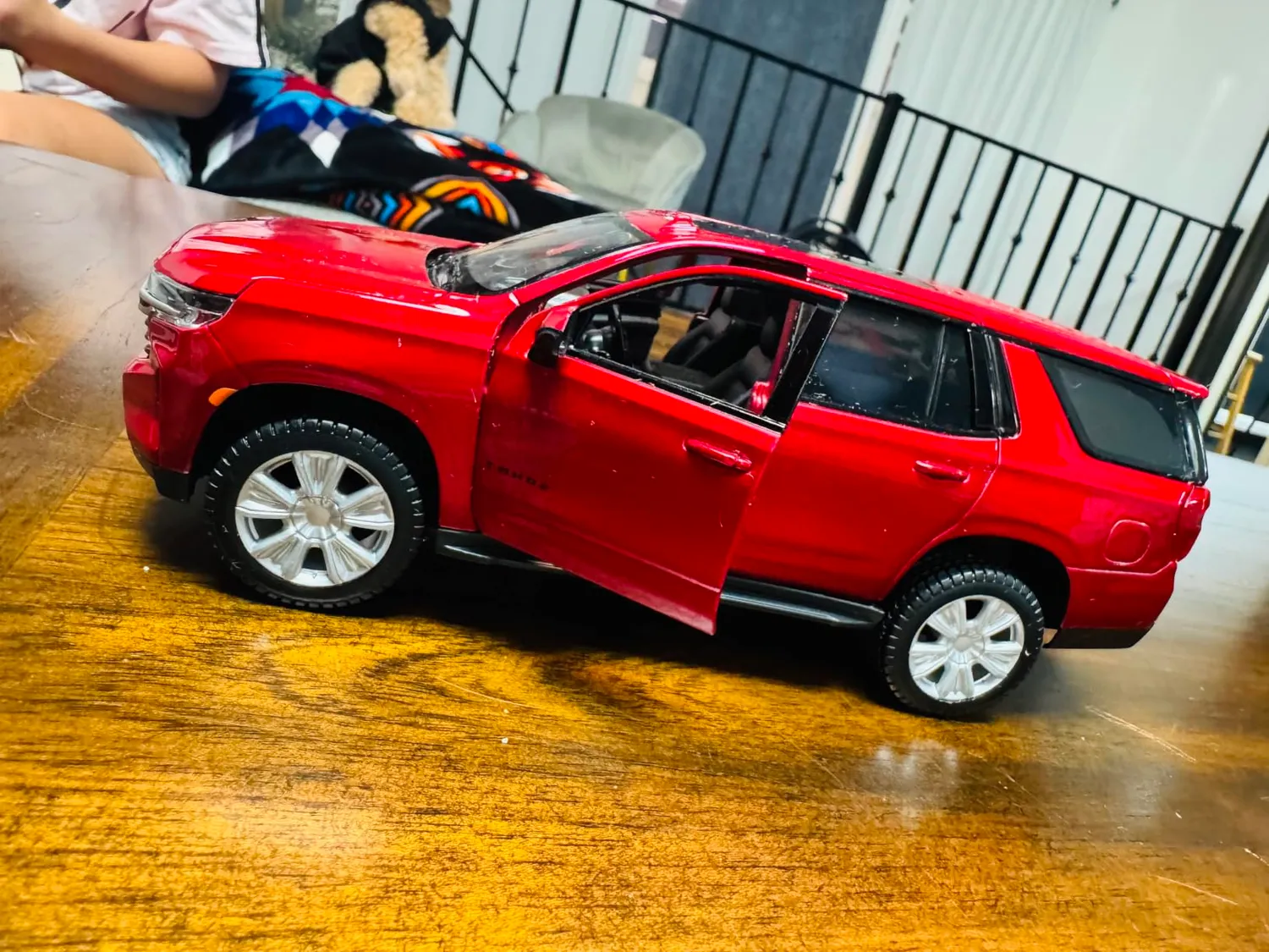 Maisto M31533 Chevy Tahoe voiture miniature rouge 1:24
