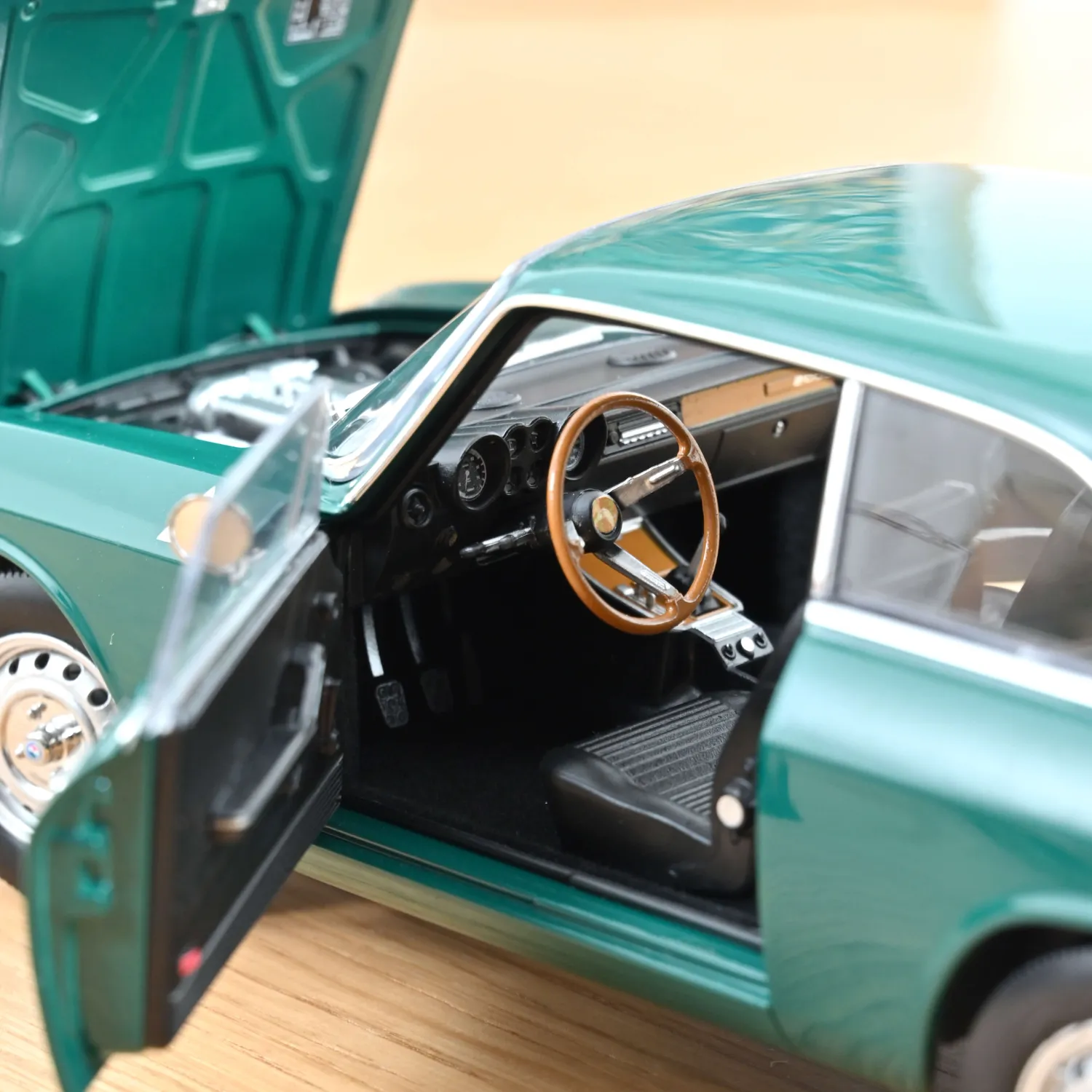 Norev Alfa Romeo 2000 GTV 1973 voiture miniature 1/18 Vert Pin