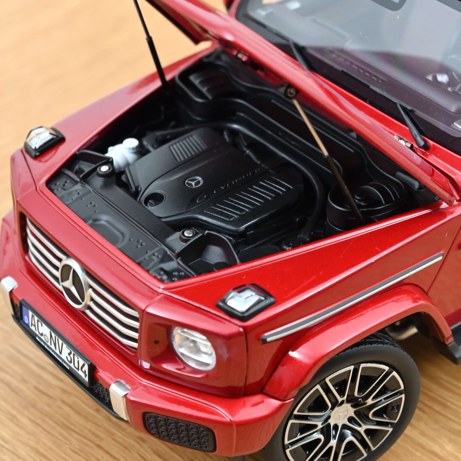 Norev Mercedes Classe G 2024 miniature 1/18 rouge hyacinth