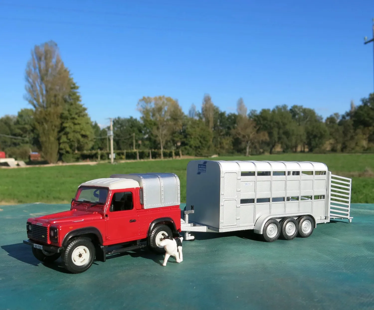 BRITAINS 43138A1 Land Rover + moutons coffret ferme 1/32