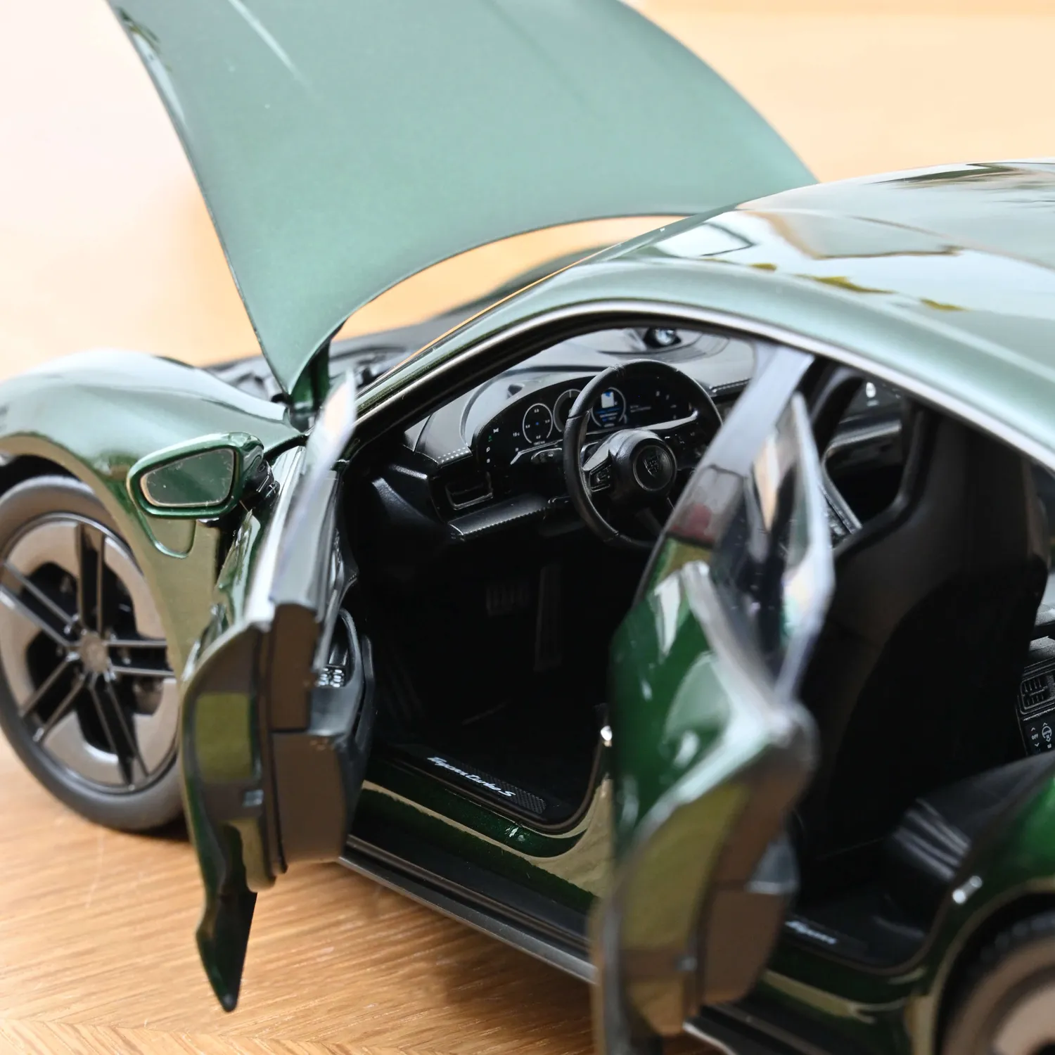 Norev Porsche Taycan Turbo S 2024 miniature 1/18 vert chêne