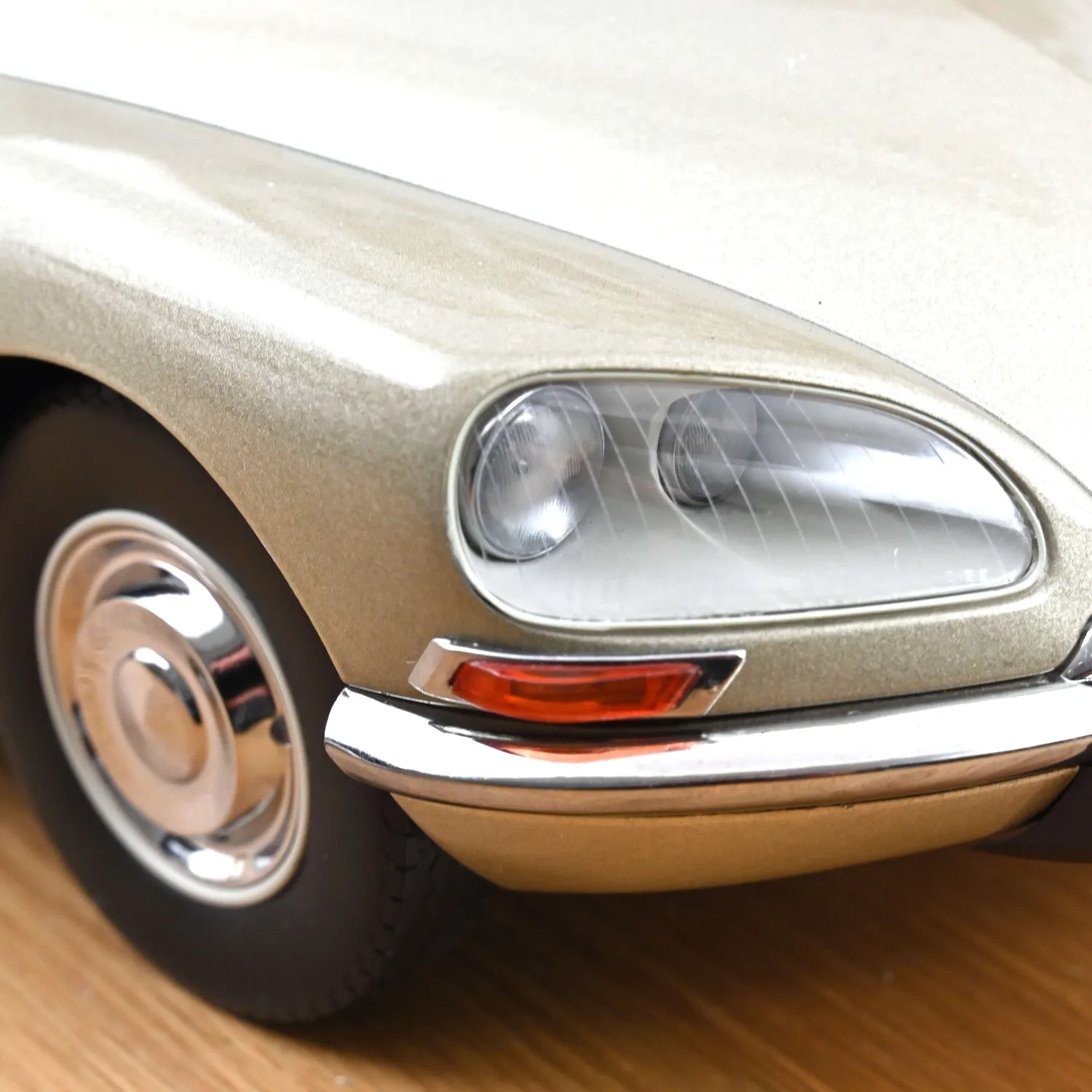 Norev Citroën DS 23 Pallas 1973 voiture miniature Beige 1/12