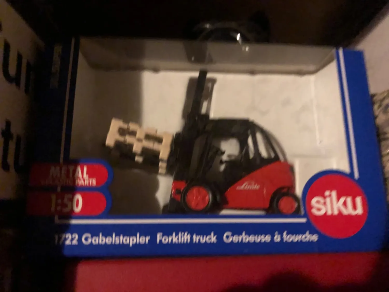 Siku Super 1722 chariot élévateur Linde rouge