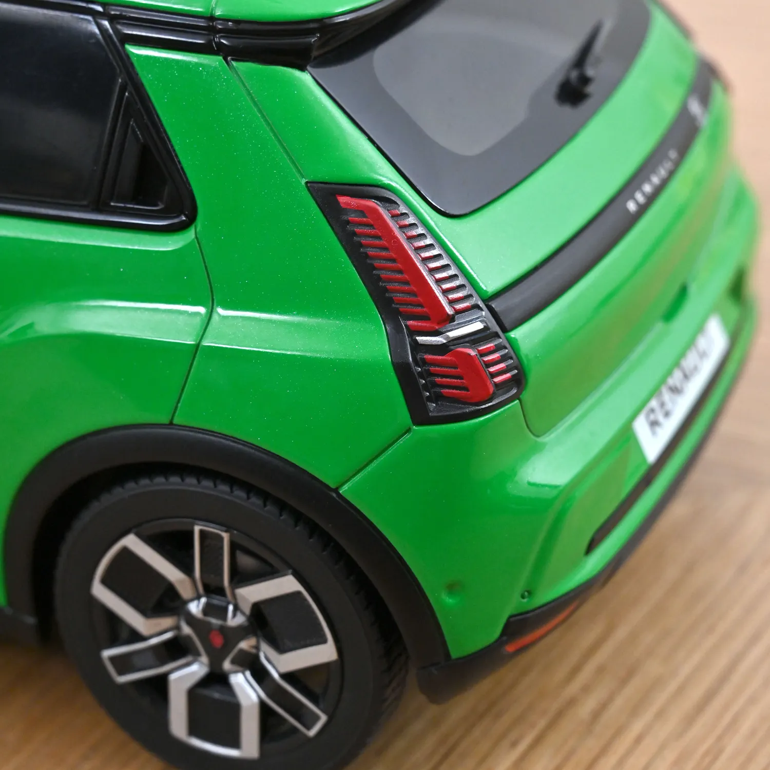 Norev Renault 5 E-Tech 2024 voiture miniature 1/18 vert pop 200 pcs